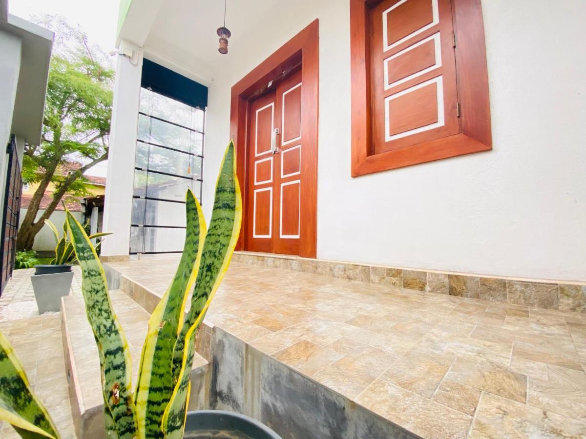 Srimadis Villa Near Airport - Negombo Luaran gambar